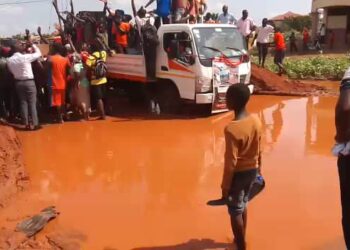Ashaiman residents block major highways to protest deplorable roads