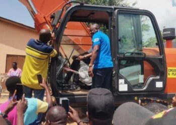 Ibrahim Mahama dredges blocked waterways in Mepe