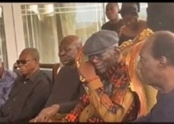 Video: Kufuor breaks down in tears as guests visit his home
