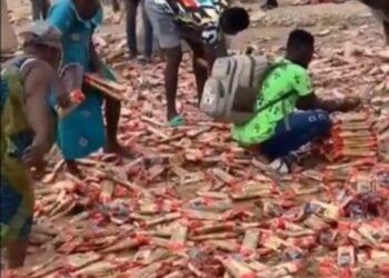 Mad rush for spaghetti on Amasaman-Nsawam Highway