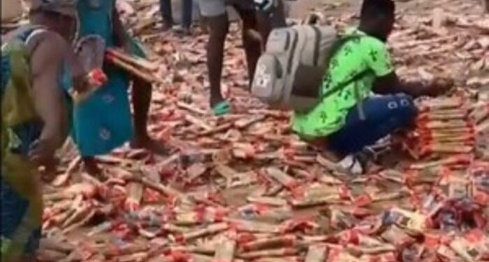 Mad rush for spaghetti on Amasaman-Nsawam Highway