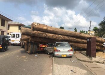 Photos: Timber truck runs over taxi cab at Obuasi Amangoase